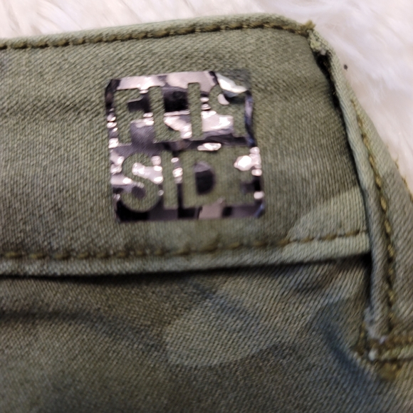 Flip Side Reversible Camo on one side Solid Green on the other. W 30 R 7 L 29 - Picture 3 of 9